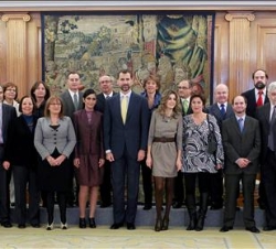 Sus Altezas Reales junto a la galardonada y una representación de los organizadores