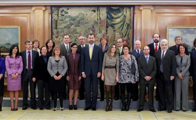 Sus Altezas Reales junto a la galardonada y una representación de los organizadores