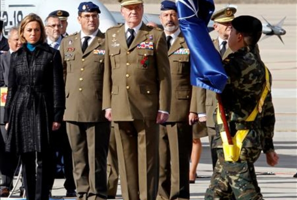 El Rey y la ministra de Defensa, al paso de los guiones