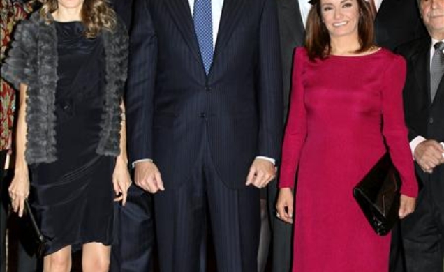Sus Altezas Reales los Príncipes de Asturias junto a la galardonada Pepa Bueno