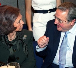 La Reina conversa con el Dr. Aliaga