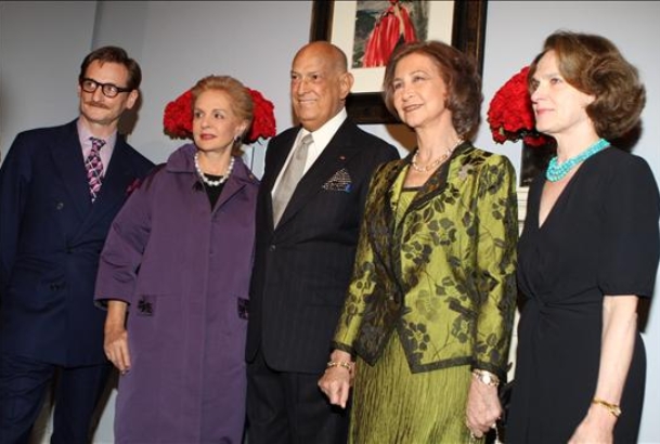 Su Majestad la Reina, durante la visita a la exposición sobre Balenciaga, junto al comisario de la muestra y editor de la revista Vogue, Hamish Bowles