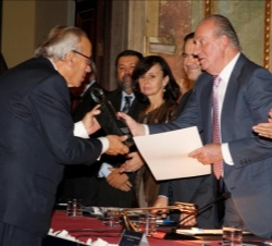 Su Majestad el Rey hace entrega del Premio a Gregorio Peces Barba
