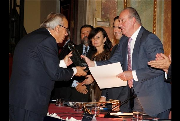 Su Majestad el Rey hace entrega del Premio a Gregorio Peces Barba
