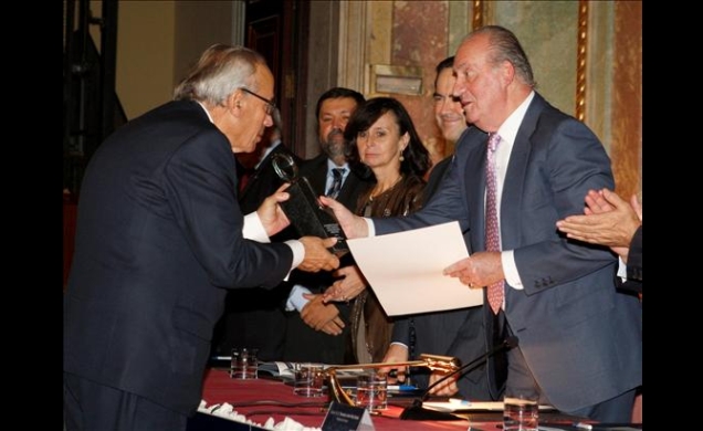 Su Majestad el Rey hace entrega del Premio a Gregorio Peces Barba