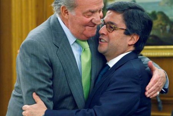 Saludo entre el Rey y el presidente del Banco Interamericano de Desarrollo