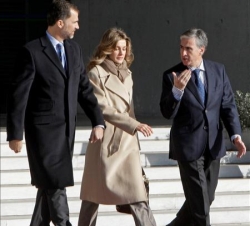 Los Príncipes, acompañados por el ministro de la Presidencia, Ramón Jáuregui, en el Aeropuerto de Barajas, antes de partir hacia Lima
