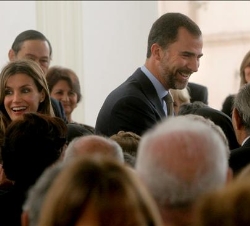 Sus Altezas Reales, durante la recepción a la colonia española