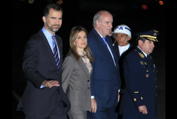 Don Felipe y Doña Letizia, a su llegada a Lima, acompañados por el ministro de Relaciones Exteriores peruano, José Antonio García Belaúnde