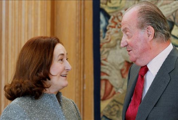 Don Juan Carlos junto a la presidenta del Consejo de Administración de Hispasat