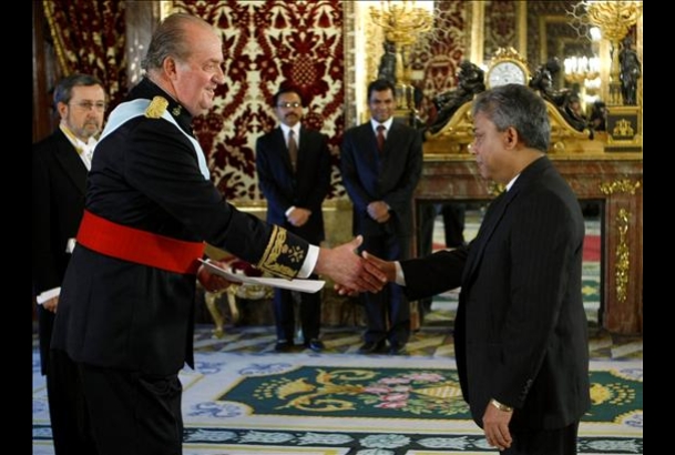 Su Majestad el Rey recibe la Carta Credencial del Embajador de la República Popular de Bangladesh
