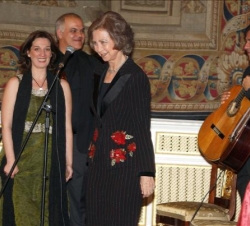 Su Majestad saluda a los artistas que intervinieron en el homenaje a José Saramago