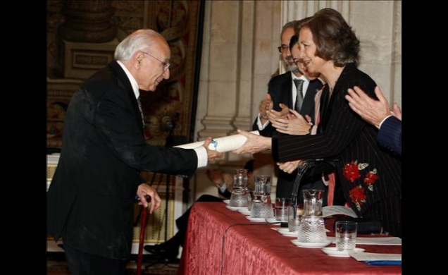 Doña Sofía entrega el premio a Francisco Brines