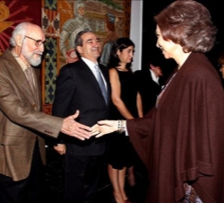 Su Majestad recibe el saludo del premiado, Alfredo Alcaín