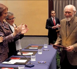 Doña Sofía aplaude a Alfredo Alcaín tras entregarle el galardón