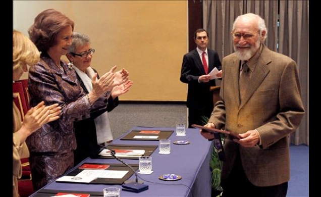 Doña Sofía aplaude a Alfredo Alcaín tras entregarle el galardón