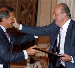 Su Majestad el Rey entrega el galardón a Carlos Martínez Alonso