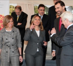Don Felipe conversa con las ministras de Asuntos Exterioes y Cooperación y de Defensa, Trinidad Jiménez y Carme Chacón, y el presidente del Real Insti