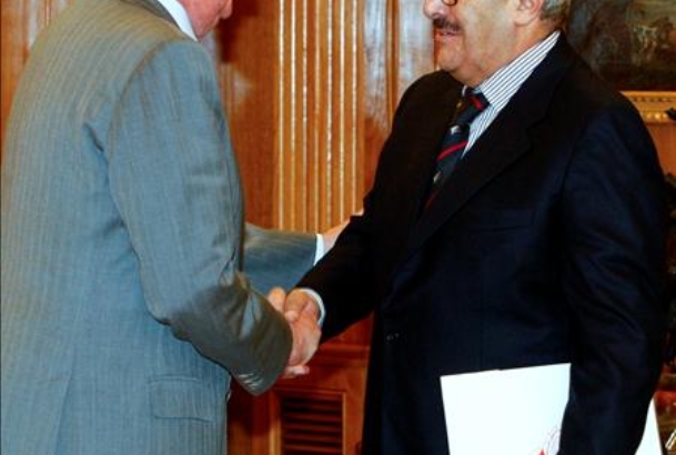 Don Juan Carlos recibe el saludo del consejero del Emir de Kuwait