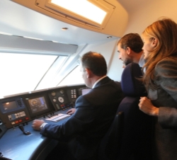 Sus Altezas Reales los Príncipes de Asturias en la cabina del tren