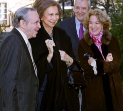 Doña Sofía, a su llegada a la sede de la FAD, acompañada por JoséÁngel Sánchez Asiaín, Ignacio Calderón y Carmen Iglesias
