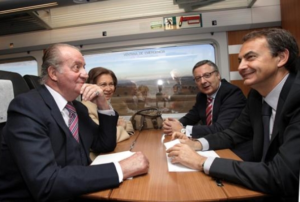 Sus Majestades, a bordo del tren, acompañados por el presidente del Gobierno y el ministro de Fomento