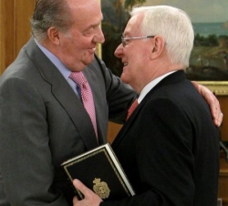 Don Juan Carlos, con Víctor García de la Concha