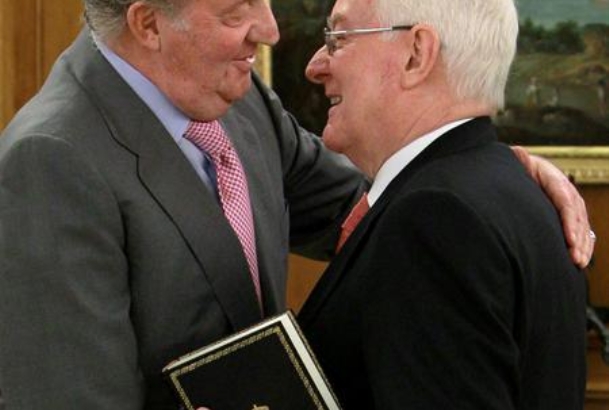 Don Juan Carlos, con Víctor García de la Concha