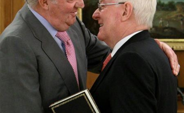 Don Juan Carlos, con Víctor García de la Concha