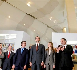 Sus Altezas Reales, durante su visita a la Biblioteca de la Ciudad de la Cultura