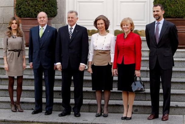 Los Reyes y los Príncipes, con el Presidente de la República de Hungría y su esposa, a su llegada al Palacio de La Zarzuela.