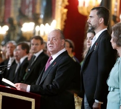 Don Juan Carlos, durante su discurso, junto a Doña Sofía y los Príncipes de Asturias