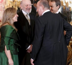 Don Juan Carlos conversa con el presidente del Gobierno, la ministra de Asuntos Exteriores y de Cooperación y el jefe de la Casa de S.M. el Rey