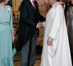 El Rey recibe el saludo del embajador de la República Tunecina, Mohamed Ridha Kechrid, en presencia de la Reina