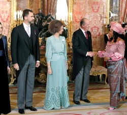 Sus Majestades y Sus Altezas Reales reciben el saludo de los miembros del Cuerpo Diplomático acreditado en España