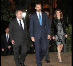Los Príncipes, a su llegada a la Casa de América, acompañados por el presidente del Grupo Prisa, Ignacio Polanco