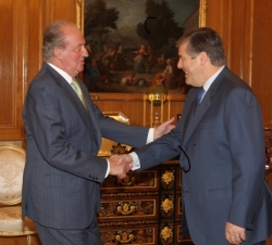 Don Juan Carlos recibe el saludo del presidente ejecutivo de Deutsche Bank
