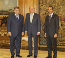El Rey, con el presidente ejecutivo de Deutsche Bank AG y el presidente de Deutsche Bank España
