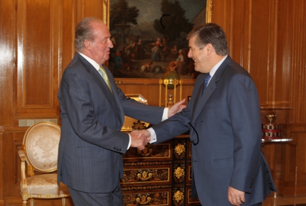 Don Juan Carlos recibe el saludo del presidente ejecutivo de Deutsche Bank