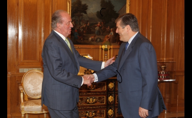 Don Juan Carlos recibe el saludo del presidente ejecutivo de Deutsche Bank