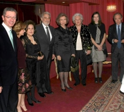 Doña Sofía, con la Infanta Doña Pilar, Plácido Domingo y su esposa, la vicepresidenta segunda del Gobierno y ministra de Economía y Hacienda, la minis