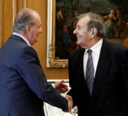 Don Juan Carlos recibe el saludo del presidente de la Asociación, León Buil Giral