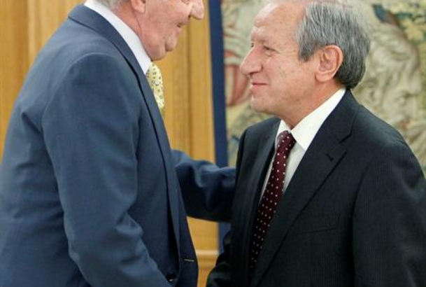 Don Juan Carlos recibe el saludo del nuevo presidente del Tribunal Constitucional, Pascual Sala