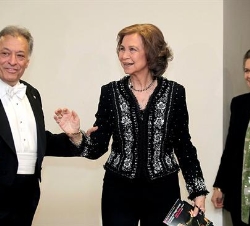 La Reina acompañada por Su Alteza Real la Princesa Doña Irene, saluda al maestro Zubin Mehta