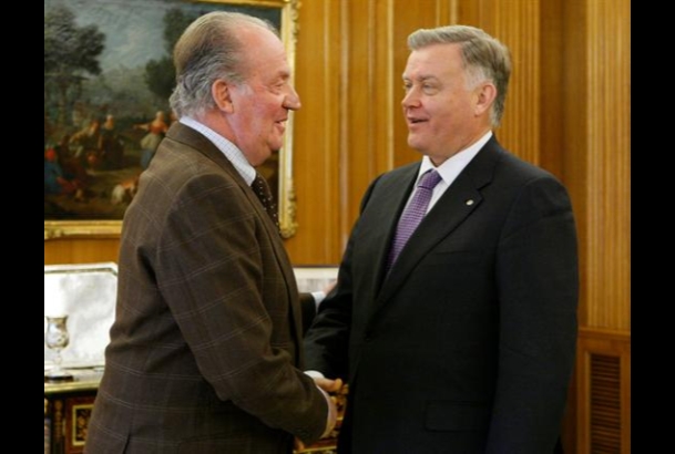 Su Majestad el Rey saluda al presidente de la Compañía Estatal de Ferrocarriles Rusos (RZD)