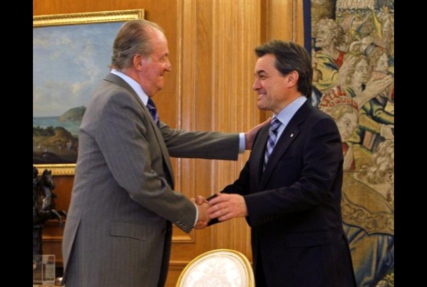 Don Juan Carlos recibe el saludo del presidente de la Generalitat de Cataluña