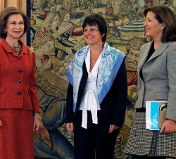 La Reina conversa con la presidenta del Comité Español de UNICEF y la representante de UNICEF en Haití