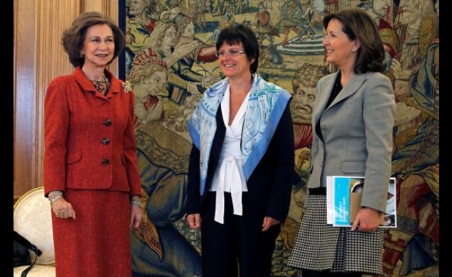 La Reina conversa con la presidenta del Comité Español de UNICEF y la representante de UNICEF en Haití