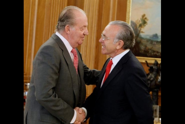 Don Juan Carlos recibe el saludo de Isidre Fainé