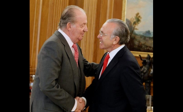 Don Juan Carlos recibe el saludo de Isidre Fainé